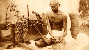 Gandhi spinning cotton on the charkha. Image: WIkimedia Commons.